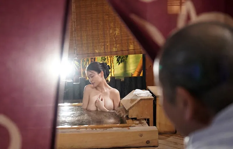 Vợ của con trai bị bố gã chồng nhìn trộm khi đang tắm rồi làm tình đến mang thai